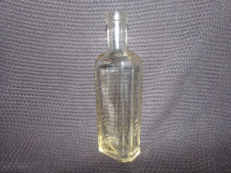 №44. Стеклянная бутылка с надписью на латышском языке  П. Путниньш  "Сирмол" 