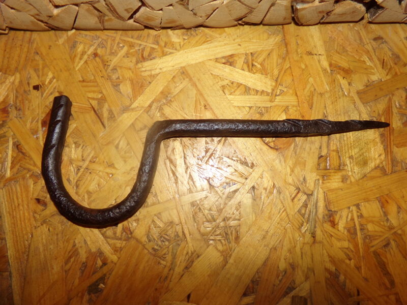 №140. Старинный кованный крюк для электроизолятора.