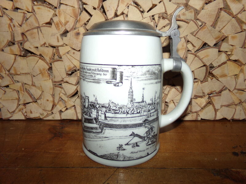 №32. Фаянсовая пивная кружка с металлической крышкой. Германия.