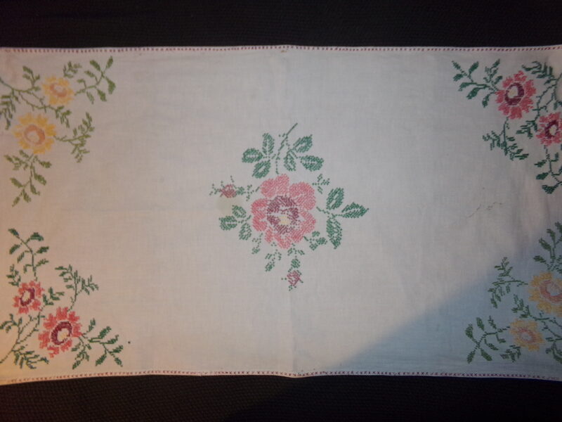 №35. Настенная салфетка с вышитым узором. Восточная Латвия. Начало 20 века.