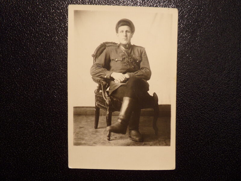 №79. Военнослужащий советской армии в кресле. 1945 год.