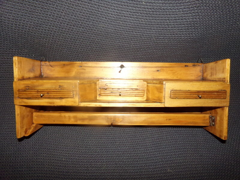 №49. Настенная полочка с тремя шуфлядками. Восточная Латвия. Начало 20 века.