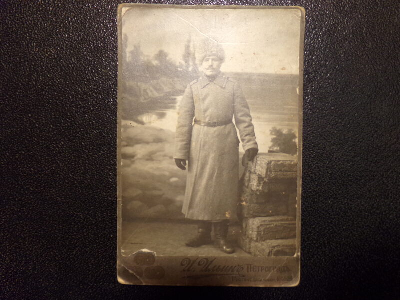 №37. Фото на картоне. Солдат русской армии в шинели. Ателье И. Ильина. Петроград. 1917-17 года.