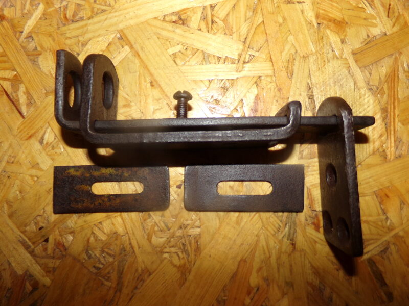 №49. Дверная задвижка с упорной планкой и пластинами крепления. Середина 20 века.