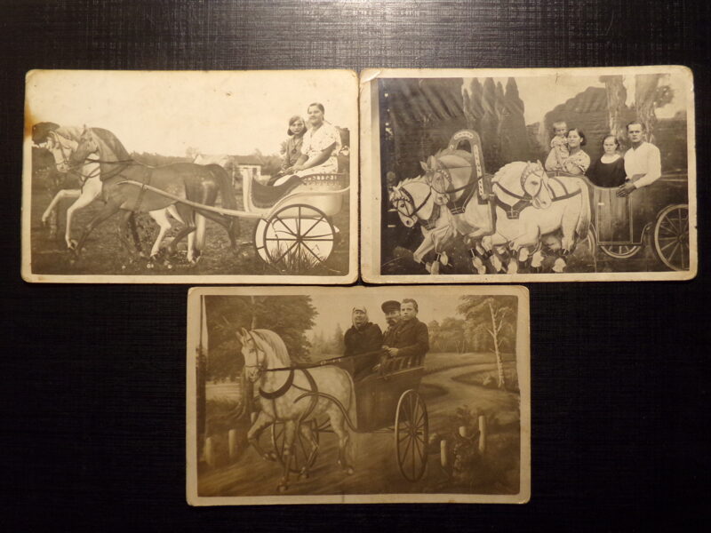 №193. Фото в студии с декорацией. Конная повозка. Латвия. 1930-тые года.