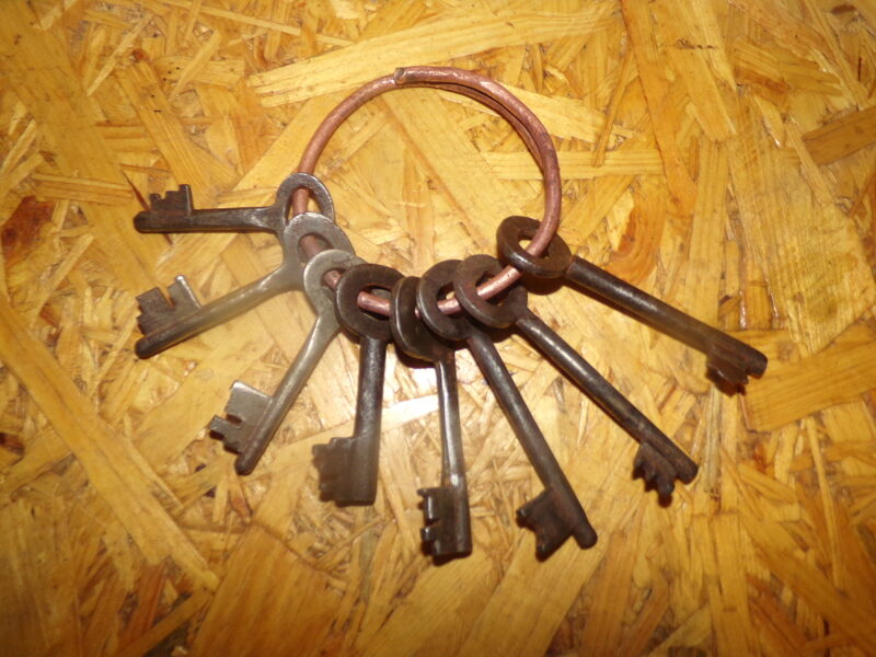№79. Восемь ключей на медном кольце. Латвия. Начало 20 века.