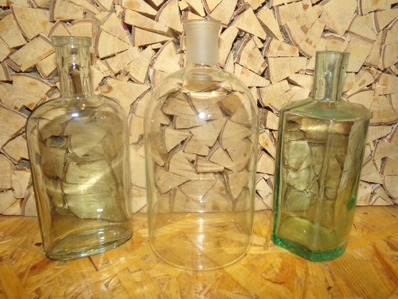 №64. Три стеклянные бутылочки.