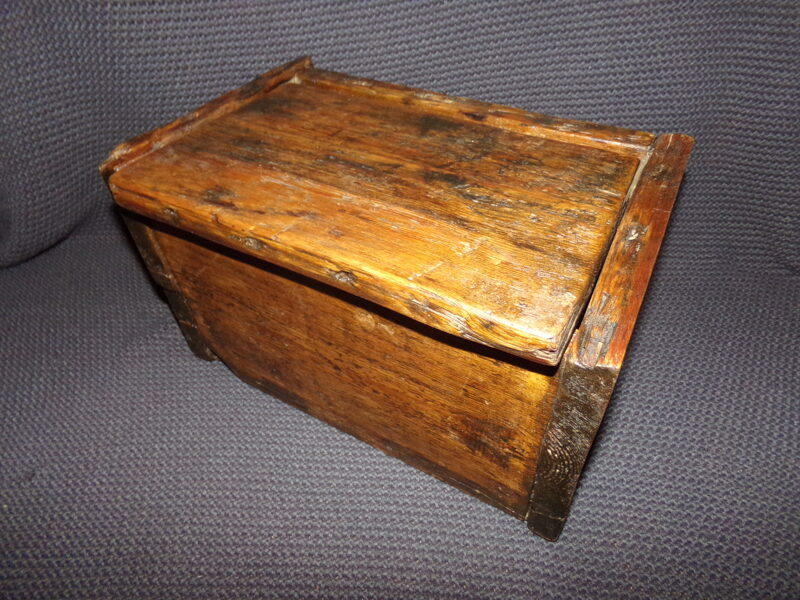 №17. Lādīte ar atmetamu vāku. Austrumlatvija. 19. gs