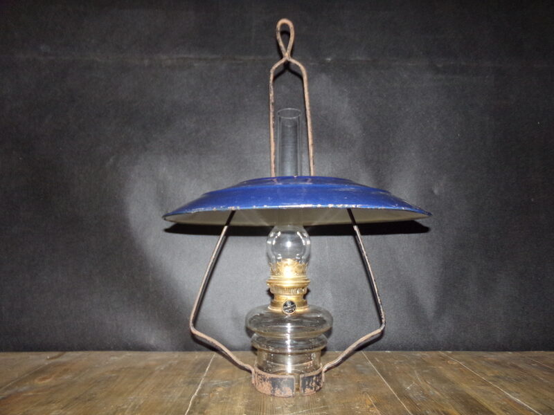 №16. Керосиновая лампа с подвесом и отражателем.