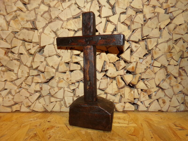 Деревянный настольный крест без фигурки. Восточная Латвия. 19 век.