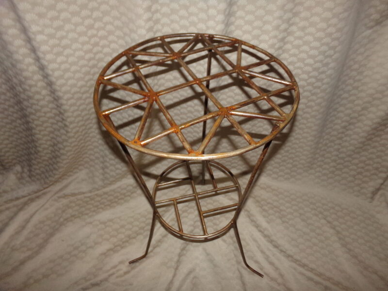 №18. Столик из металла.