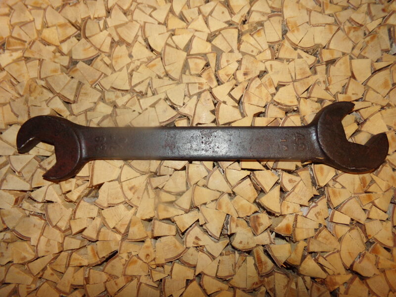№49. Большой гаечный ключ с буквами WL.