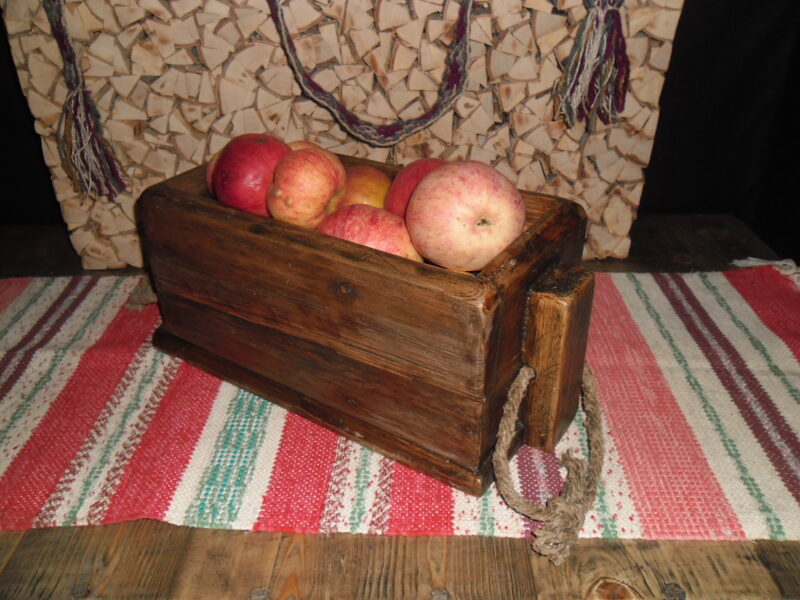 №33. Деревянный ящичек для кухонных мелочей.