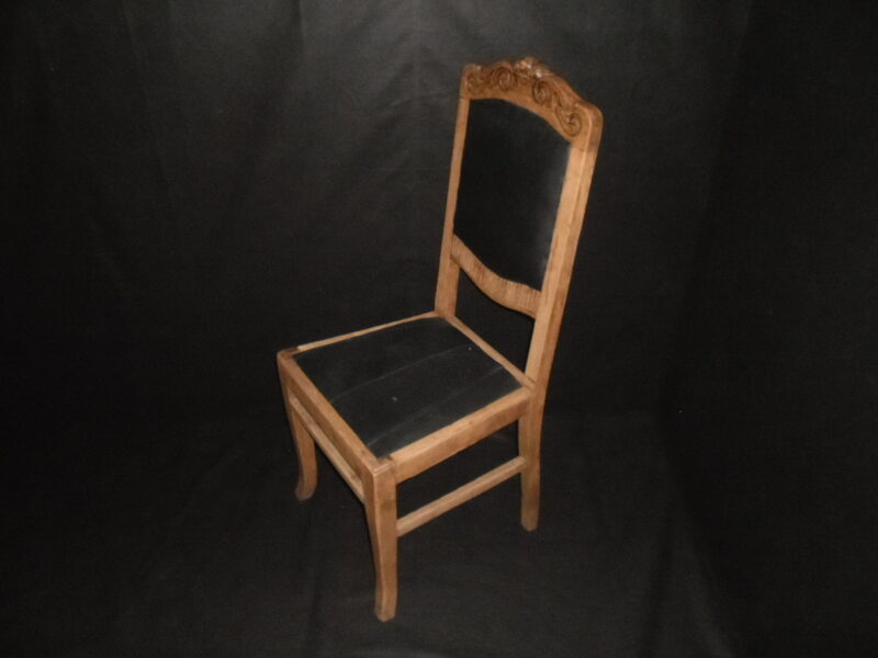 №36. Стул из дуба с резным узором и кожаной обивкой. Начало 20 века.