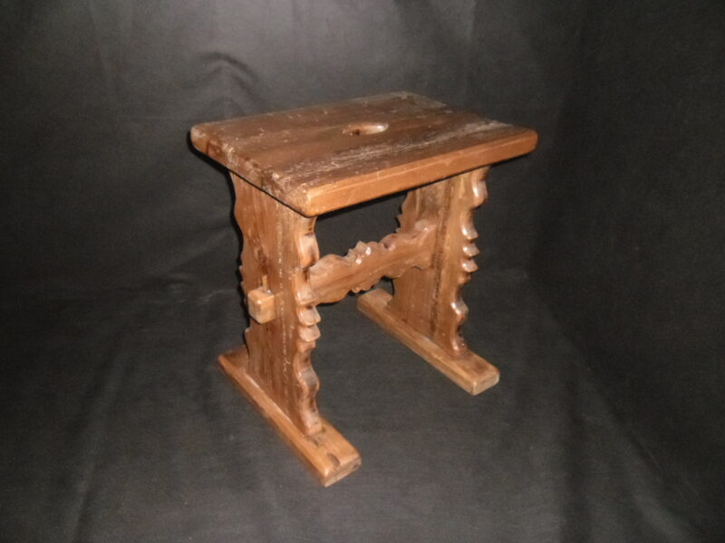 №33. Резная скамейка. Восточная Латвия. Начало 20 века.