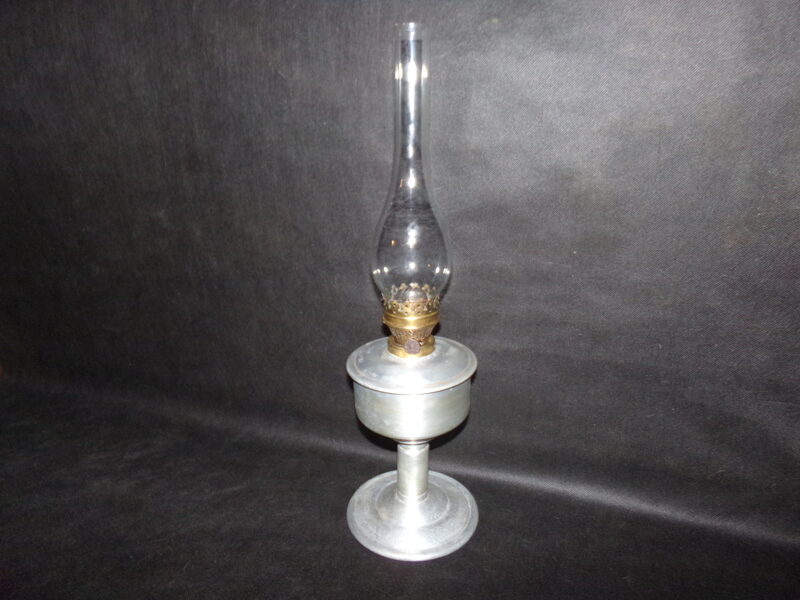 №22. Керосиновая лампа в алюминиевой подставке.