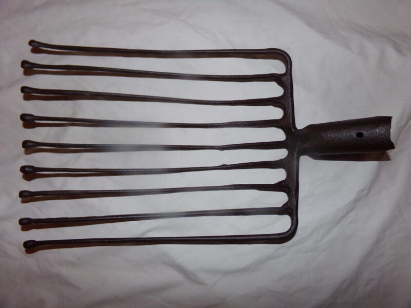 №110. Кованные вилы с закругленными концами на 9 зубьев. Клеймо мастера. Восточная Латвия. Начало 20 века.