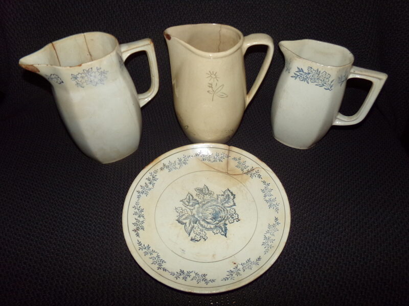 №28. Три кувшина и тарелка. Рижский фарфор. 1950-тые года.