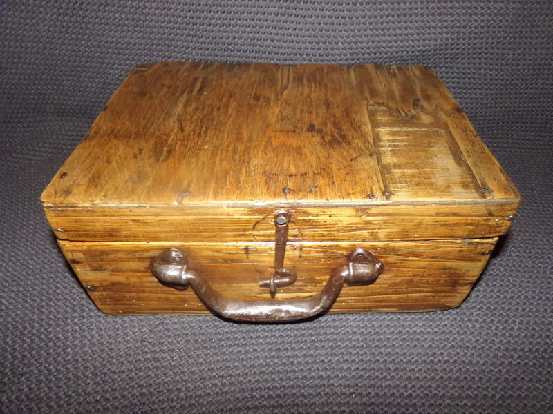 №22. Чемоданчик с жестяной ручкой и крючком. Восточная Латвия. Начало 20 века.