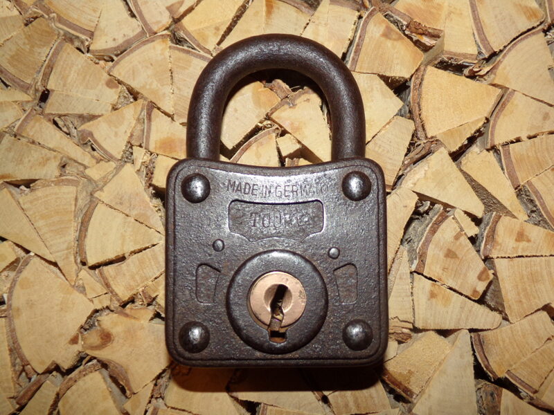 №22. Навесной замок с механизмом двойного действия. Германия. Начало 20 века. Отсутствует ключ.