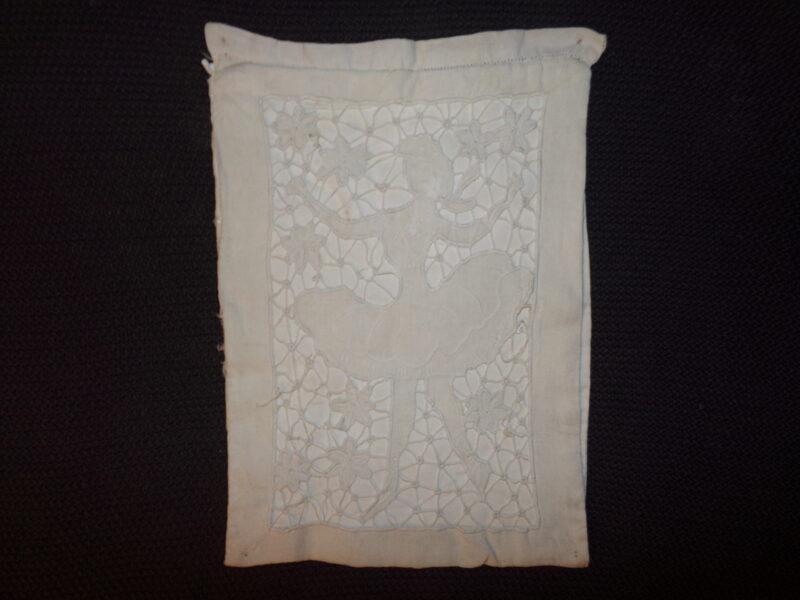 №24. Настенная салфетка-мешок с накладным кружевным узором. Восточная Латвия. Начало 20 века.