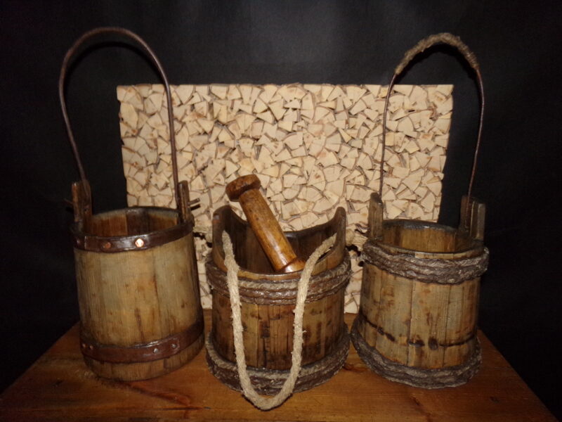 №25. Trīs koka spaiņi ar stampu