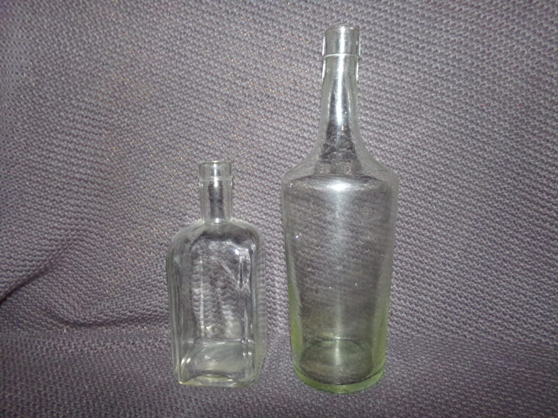 №45. Две старинные стеклянные бутылки.