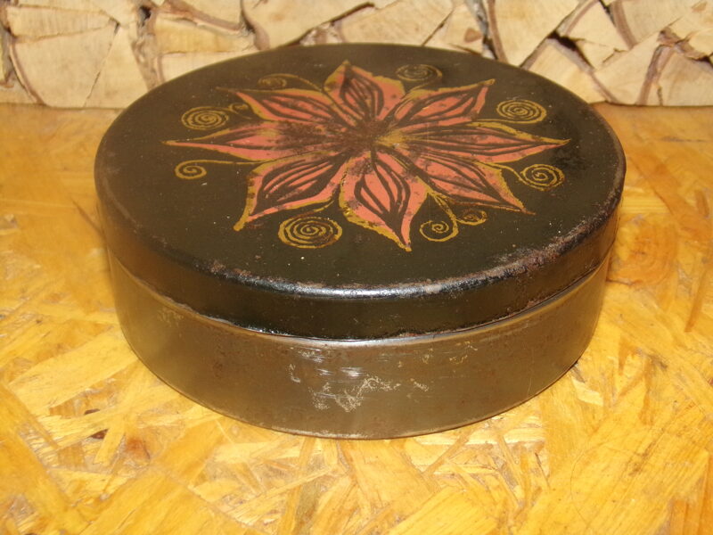 №65. Жестяная банка из под конфет. Советская Латвия.