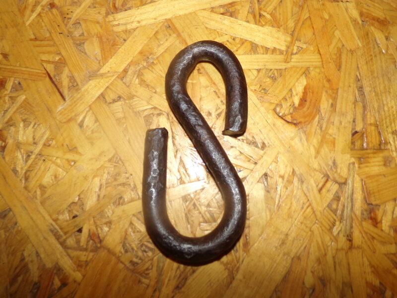 №139. Старинный кованный S-образный крюк. Восточная Латвия.