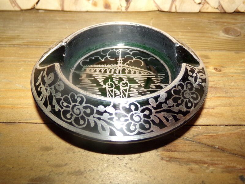 №60. Пепельница из зеленого стекла расписанная серебром.