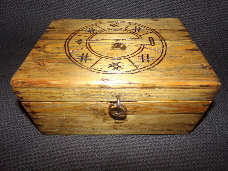 №25. Сундучек с орнаментом. Восточная Латвия. 19 век. Габариты 26х19х13 см.