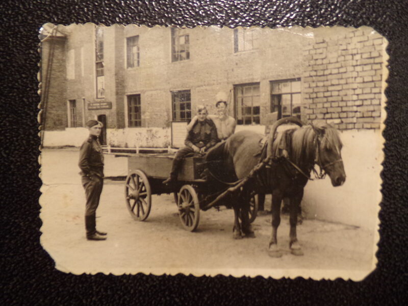 №84. Солдаты Советской  армии с телегой. На заднем плане портрет Н.С. Хрущева. 1950-тые года.