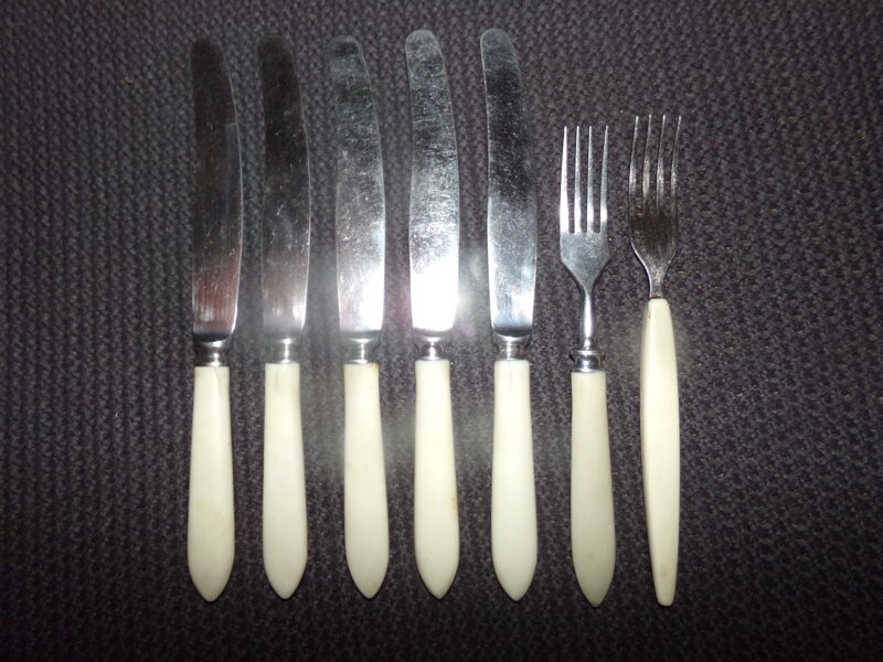 №87. Вилки и ножи с белыми пластиковыми ручками. СССР.
