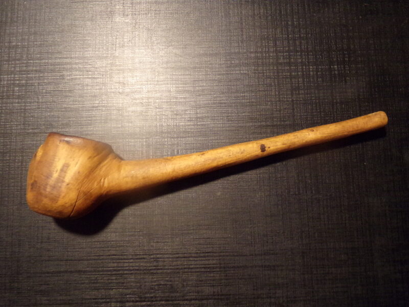 Старинная курительная трубка из дерева. Восточная Латвия.