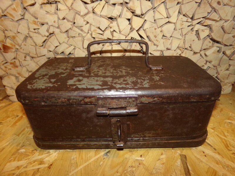 №26. Металлический сундучек для инструментов.