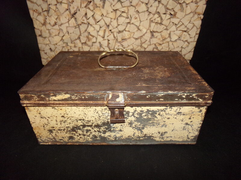 №49.  WW1  Санитарный ящик из жести с бронзовой ручкой.