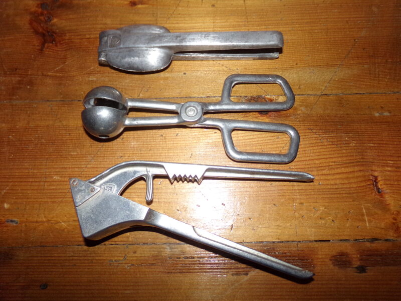 №18. Давилка чеснока и приспособления для лепки теста. СССР.