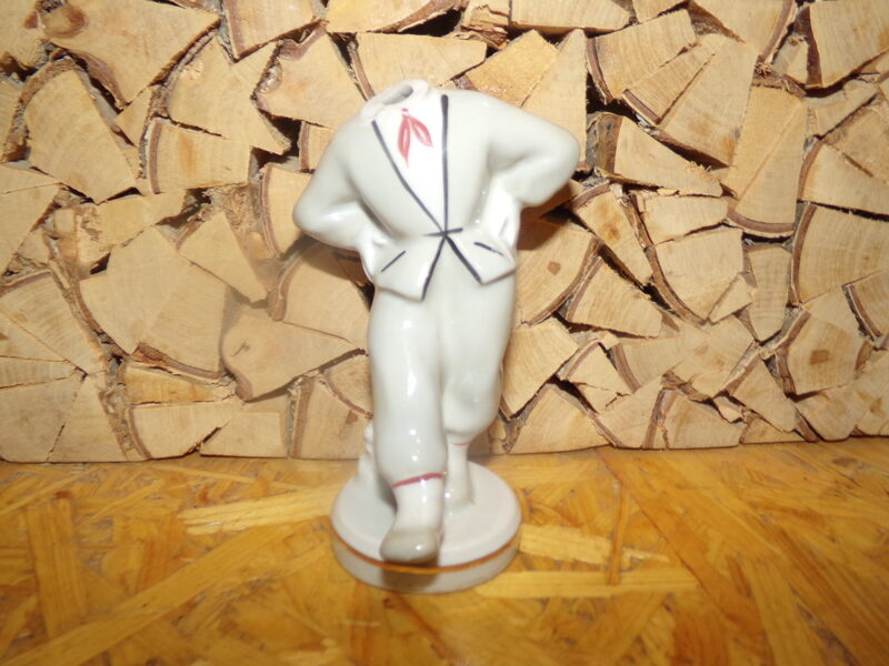 №72. Фарфоровая статуэтка с дефектом. Советская Латвия.