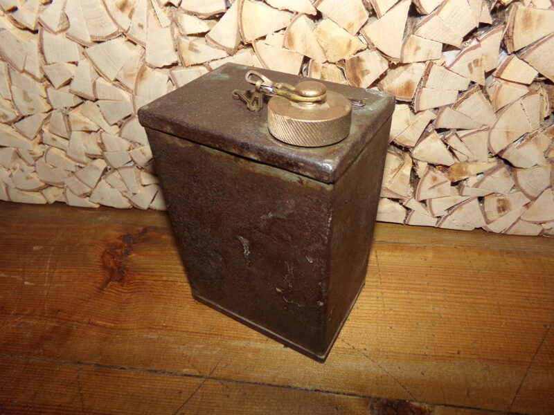 №25. Канистрочка для смазки.