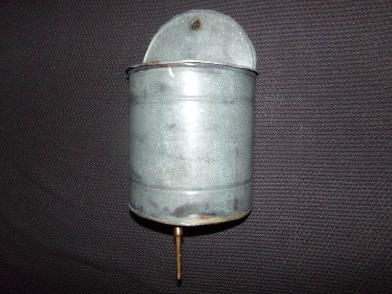 Настенный рукомойник из оцинкованной жести с бронзовым клапаном.