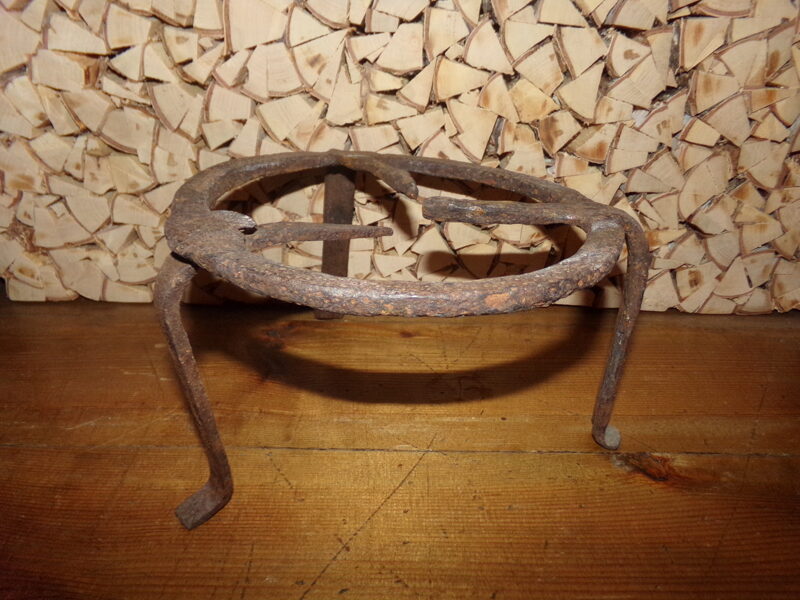 Paliktnis trauku sildīšanai. kalēja darbs.