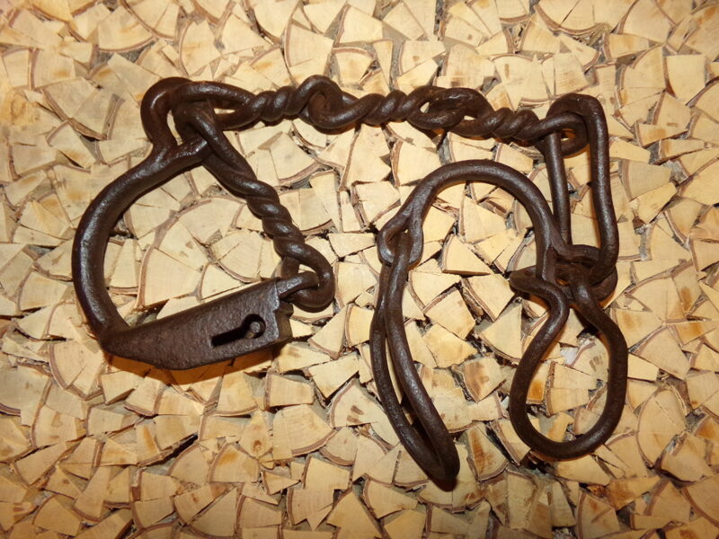 Путы лошадиные с замком без ключа. Кузнечная работа. Восточная Латвия. Начало 20 века.