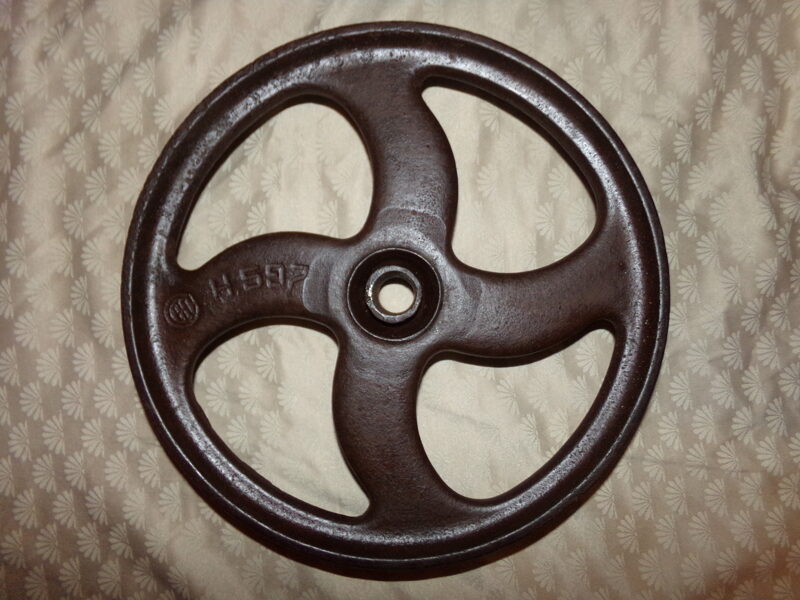 Толстое железное колесо.