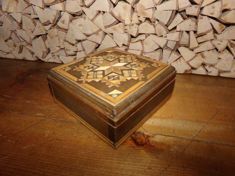 Шкатулка с национальным орнаментом. Советская Латвия. 1980-тые года.