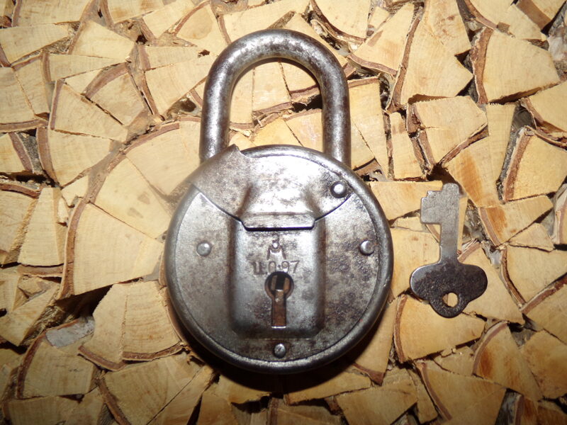 №24. Навесной замок с ключом. СССР.