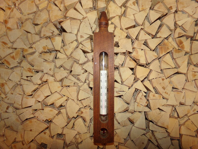 Комнатный термометр в деревянном футляре. СССР. Середина 20 века.