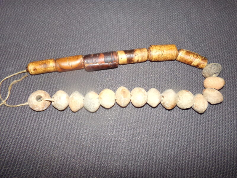 №108. Грузила из обожженной глины и поплавки из бересты для рыболовной сети. Восточная Латвия. Начало 20 века.