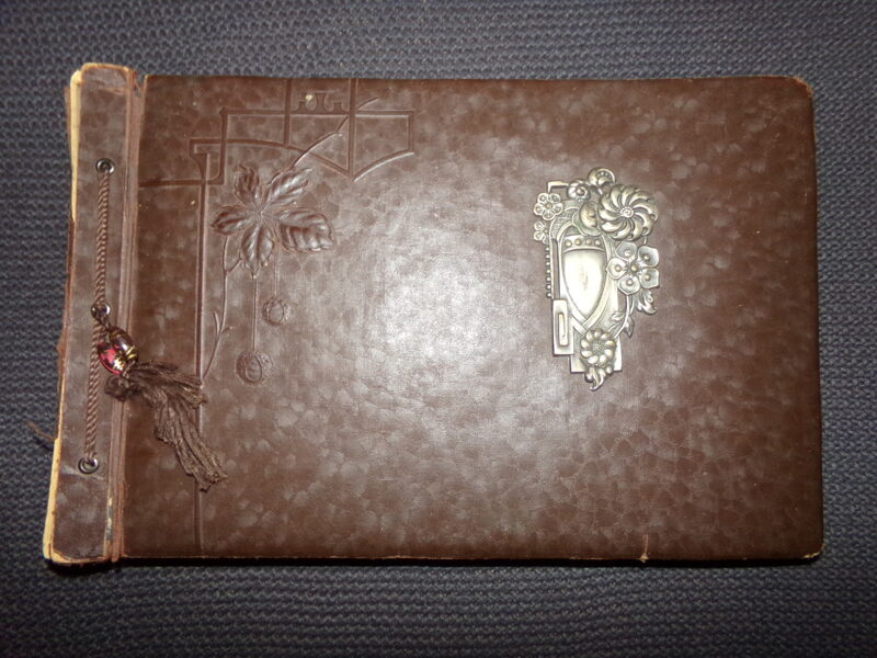 Альбом для хранения фотографий. Латвия. 1930-тые года. Габариты 26х40х4 см.