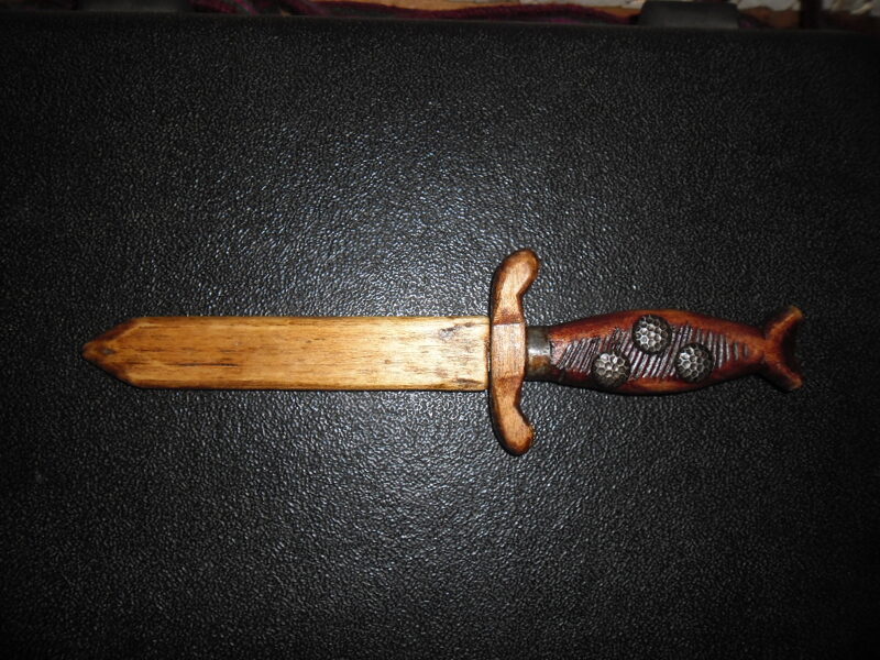 №26. Кинжал в деревянных ножнах.