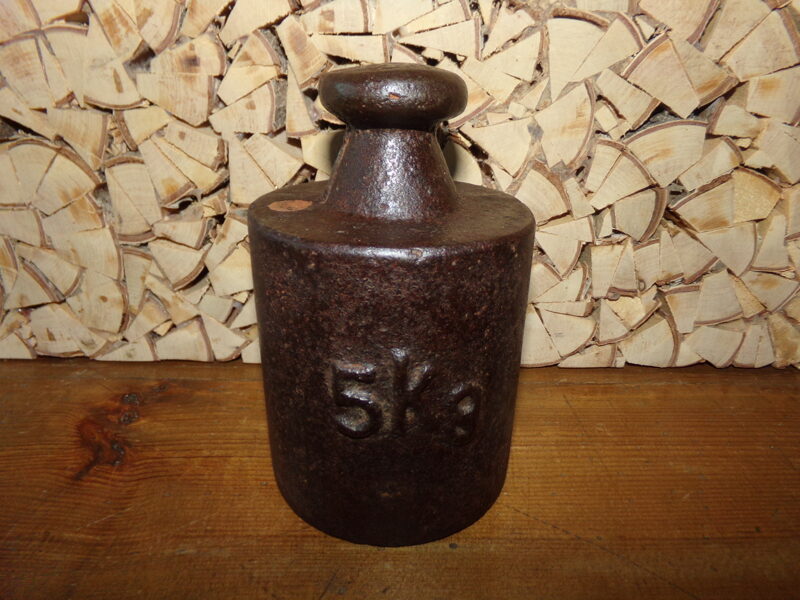 №25. Гиря 5 кг. Клеймо СССР поставлено поверх клейма Латвии.